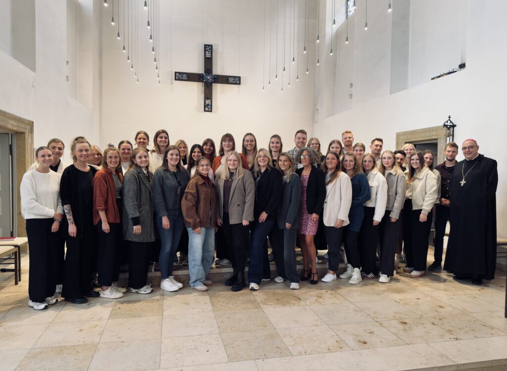 Bischof Dominicus Meier mit den Religionslehrerinnen und -lehren nach dem Gottesdienst