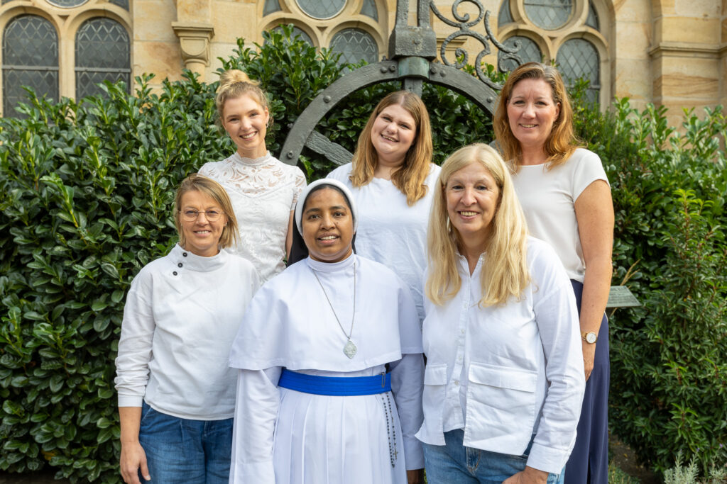 Die neuen Gemeindereferentinnen sind (von links oben) Anna Freckmann, Lena Bowen, Sonja Peselmann, Silvia Janzen, Sr. Siji Poruthukaran, Elisabeth Focks.