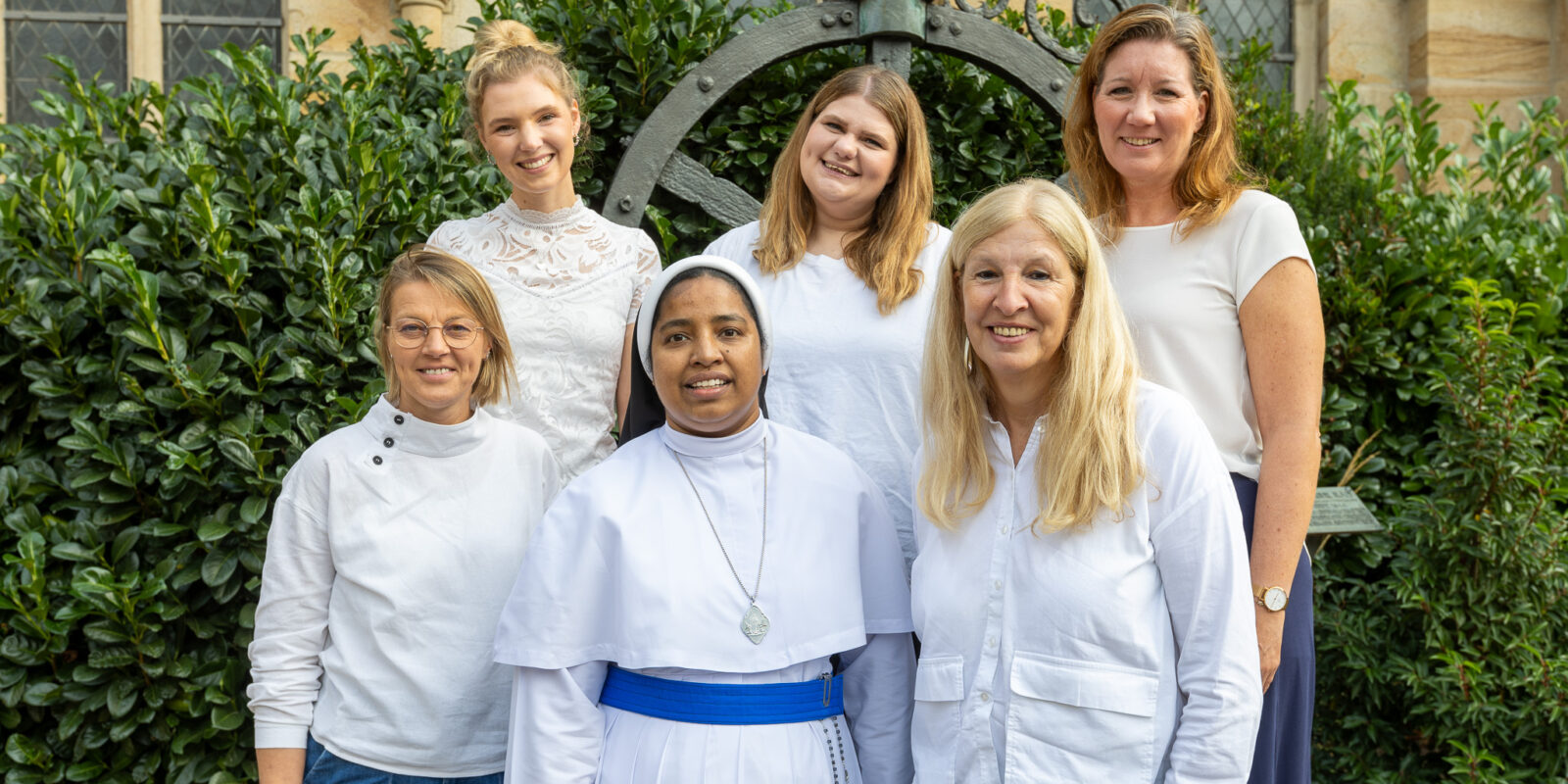 Die neuen Gemeindereferentinnen sind (von links oben) Anna Freckmann, Lena Bowen, Sonja Peselmann, Silvia Janzen, Sr. Siji Poruthukaran, Elisabeth Focks.