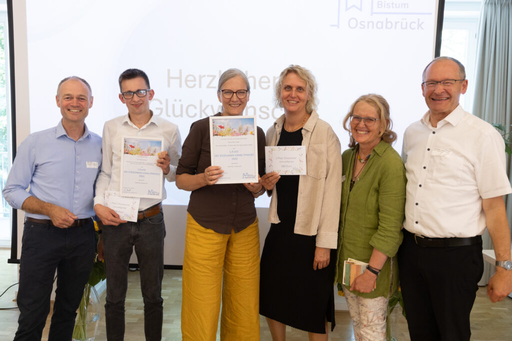 Die zwei Gewinnergruppen des Umweltpreises des Bistums Osnabrück (von links) Jurymitglied Martin Schulte, Jonas Loxtermann (WinterKurs 82), XXx und Marlis Weber (Hauses für Kinder und Familien St. Michael, Papenburg) Jurymitglied Lisa Beerhues und Generalvikar Ulrich Beckwermert.