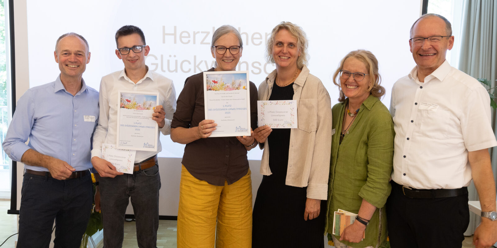 Die zwei Gewinnergruppen des Umweltpreises des Bistums Osnabrück (von links) Jurymitglied Martin Schulte, Jonas Loxtermann (WinterKurs 82), XXx und Marlis Weber (Hauses für Kinder und Familien St. Michael, Papenburg) Jurymitglied Lisa Beerhues und Generalvikar Ulrich Beckwermert.