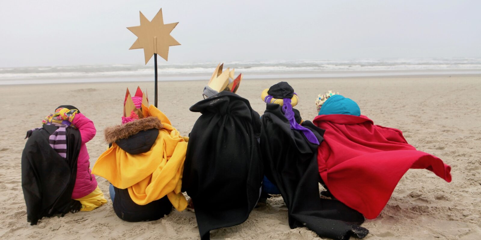fünf Sternsingerkinder am Strand auf Langeoog