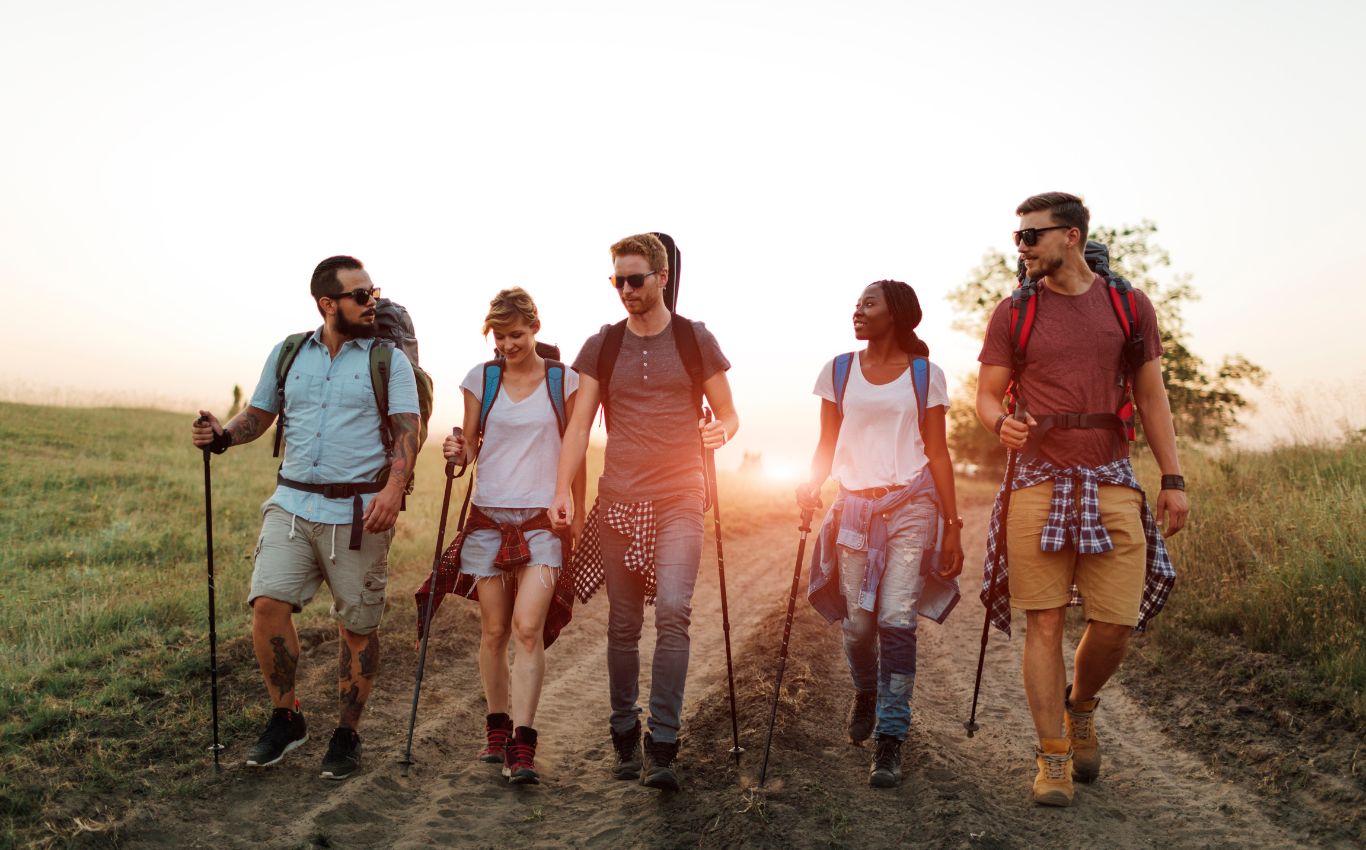 Gruppe Menschen, die wandert