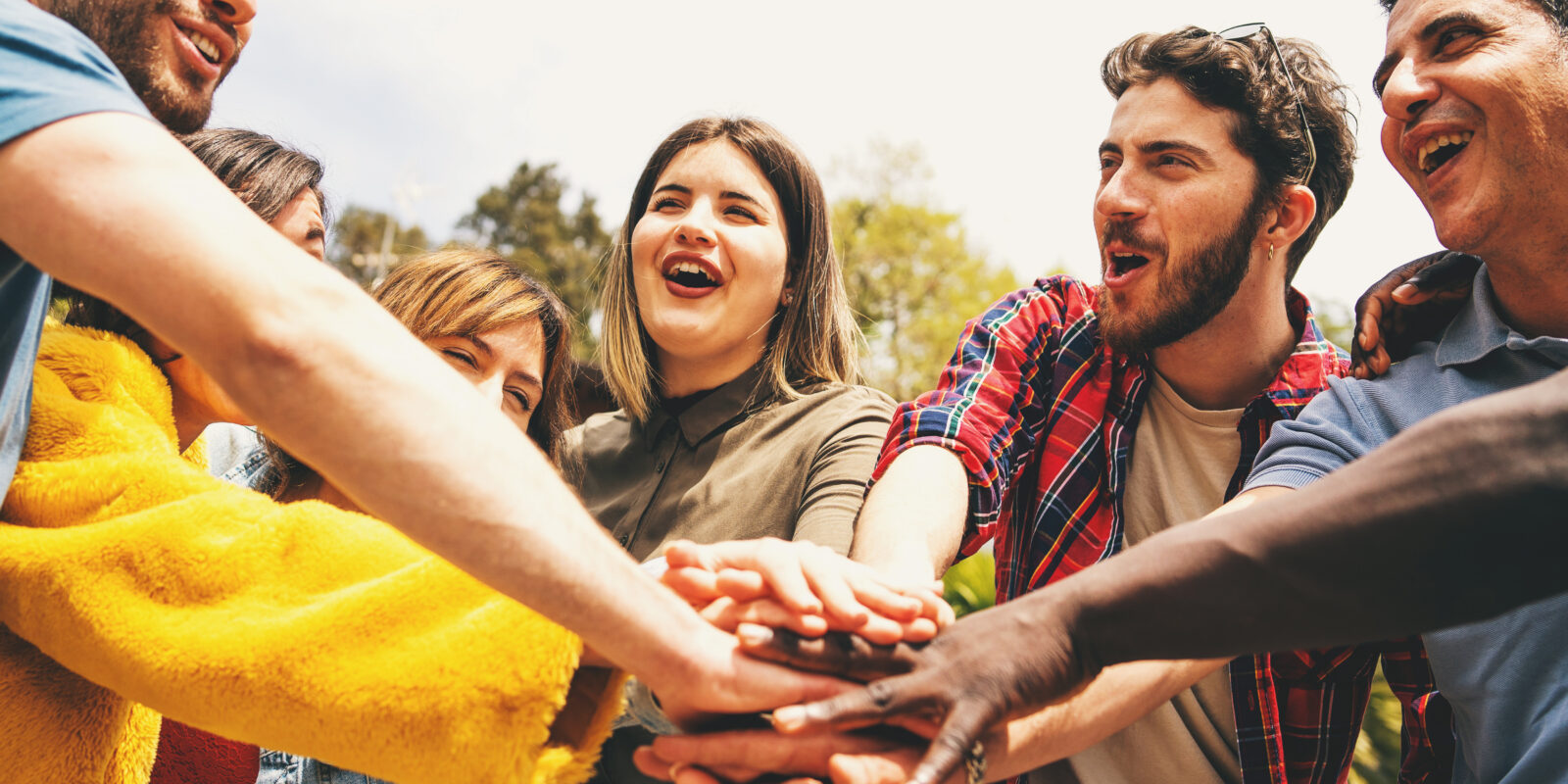 Menschen legen Hände aufeinander