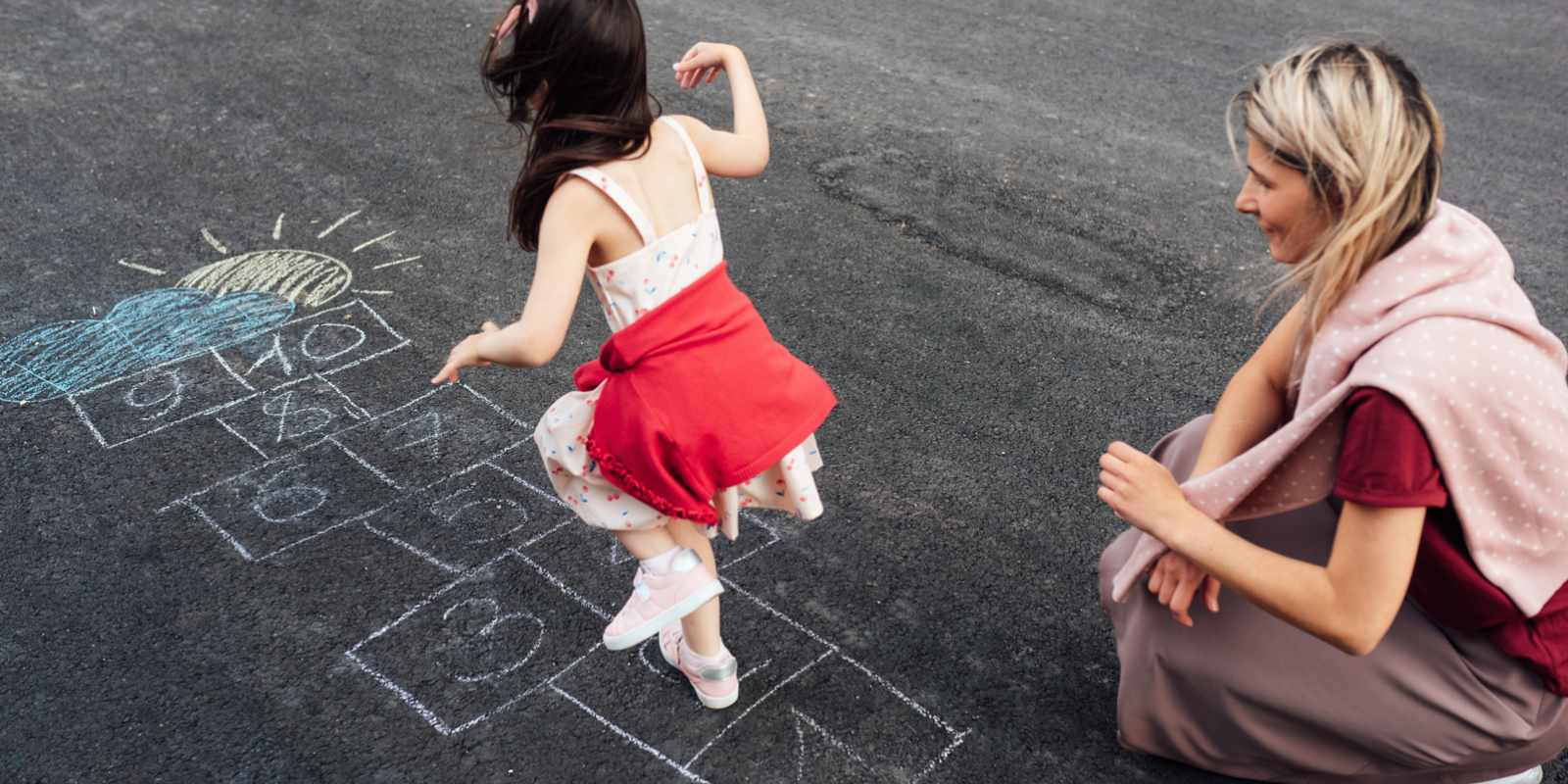 Mädchen springt Hüpfkästchen