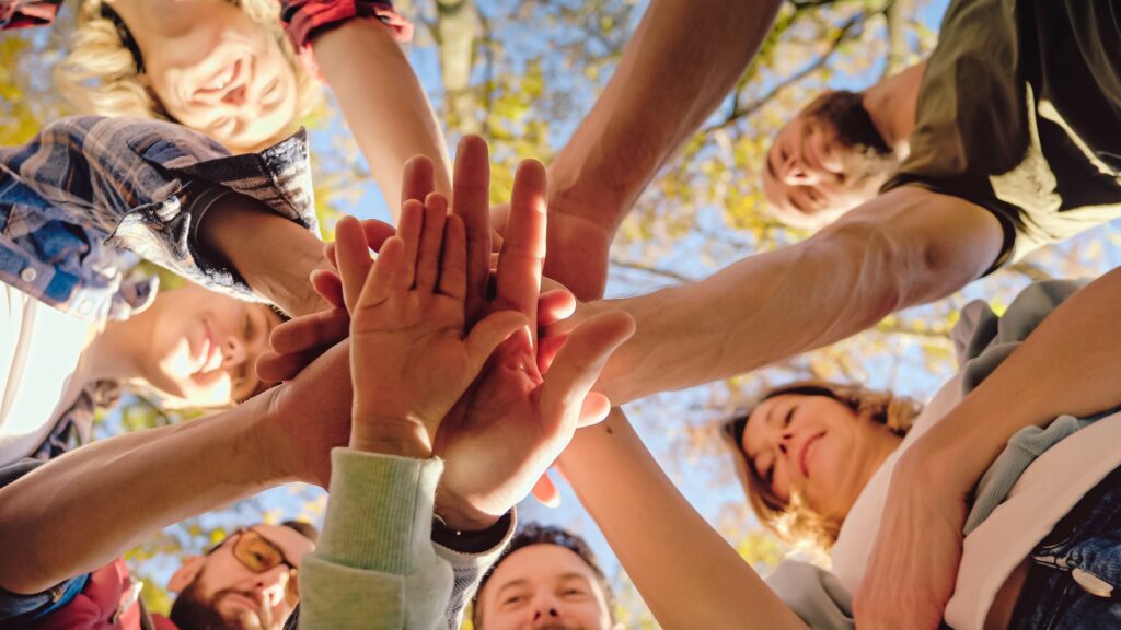 Menschen halten Hände zusammen