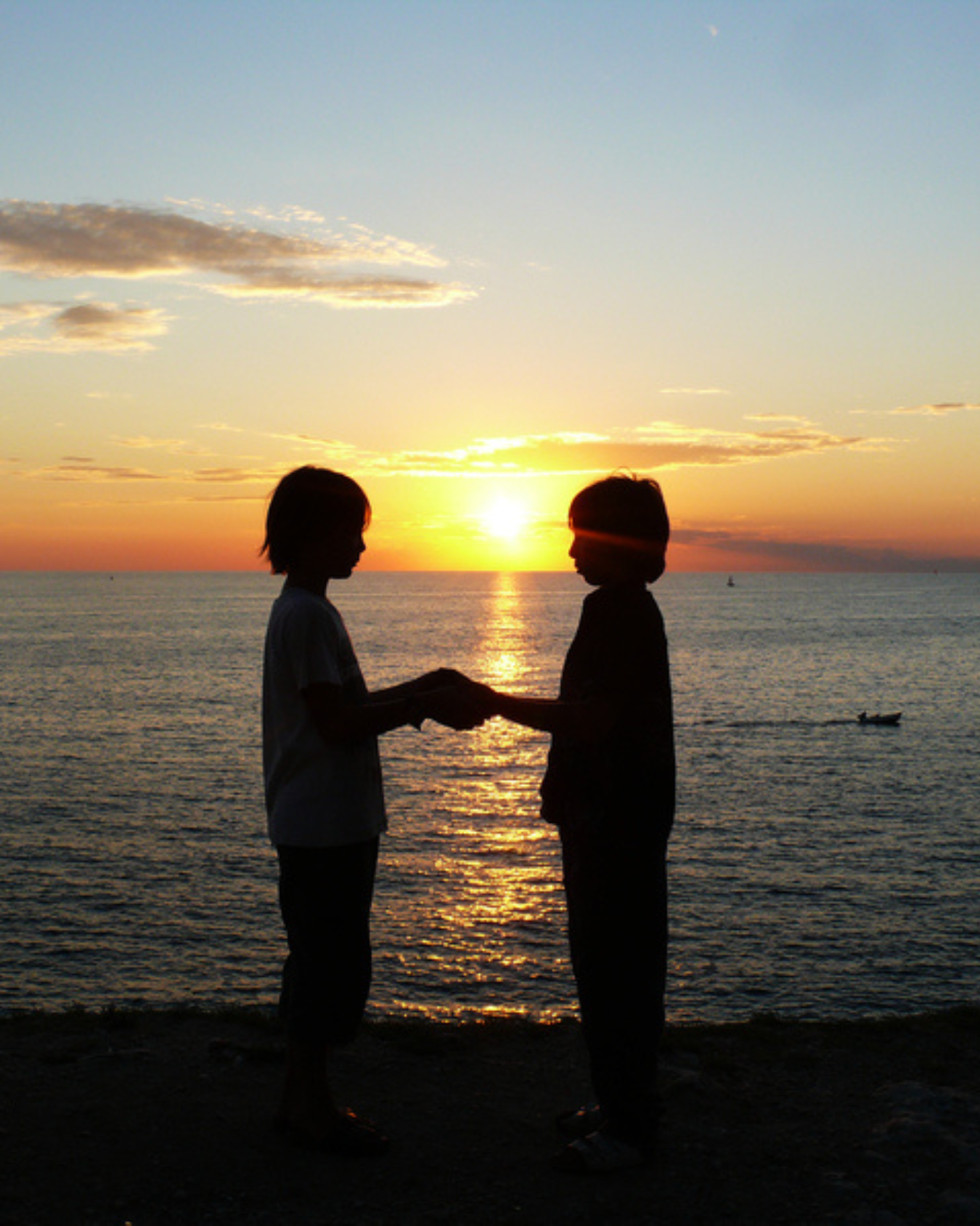 zwei Kinder im Sonnenuntergang