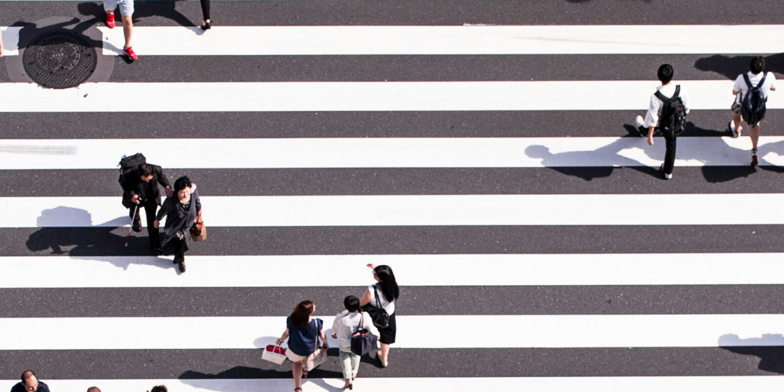 Menschen auf einem Zebrastreifen