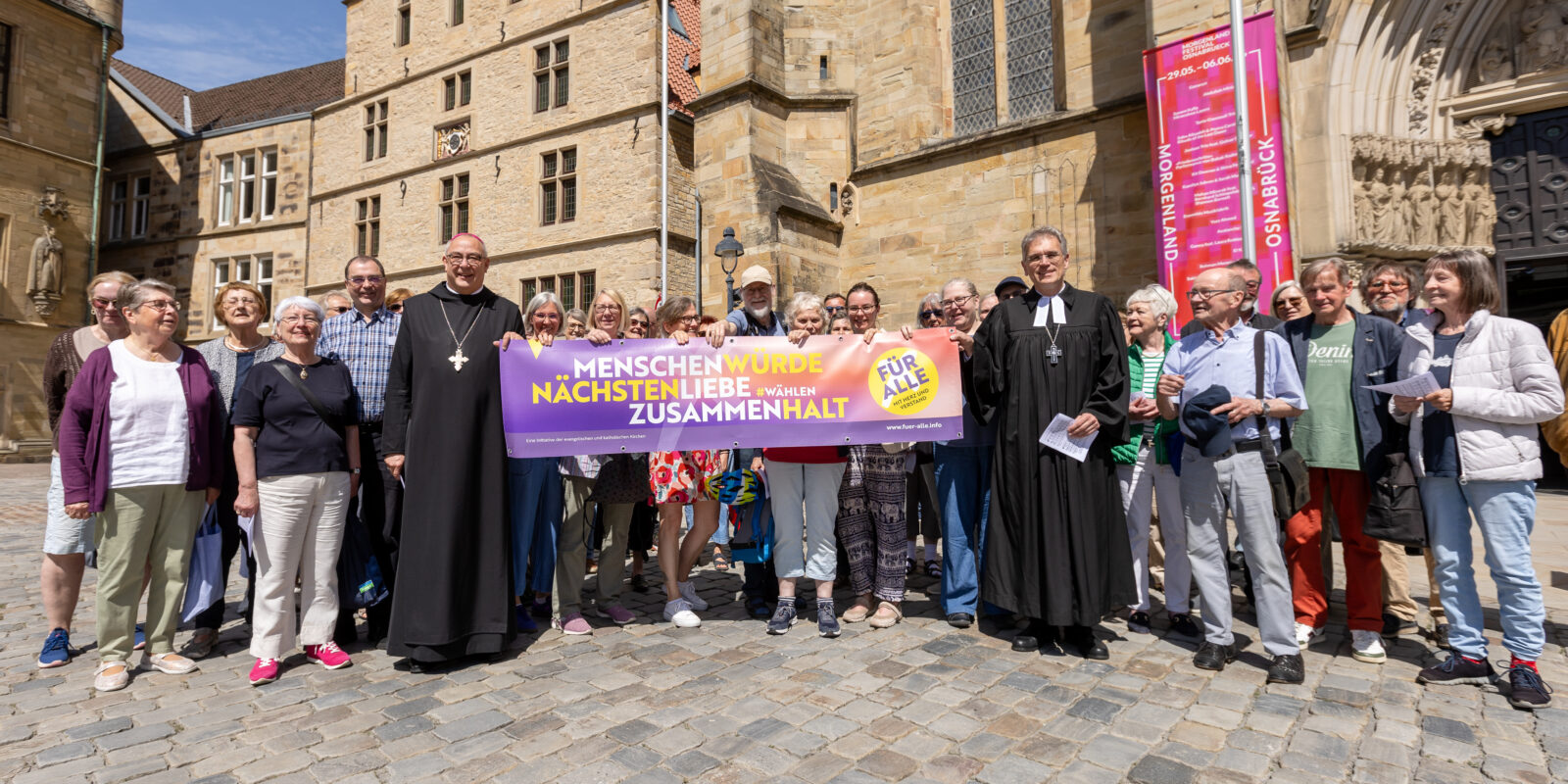 Ein Zeichen für „Menschenwürde – Nächstenliebe – Zusammenhalt“ setzten der katholische Osnabrücker Bischof Dominicus Meier OSB (links) und der evangelische Regionalbischof Friedrich Selter nach dem Friedensgebet zum Grundgesetz-Geburtstag vor der Kirche St. Marien in Osnabrück.