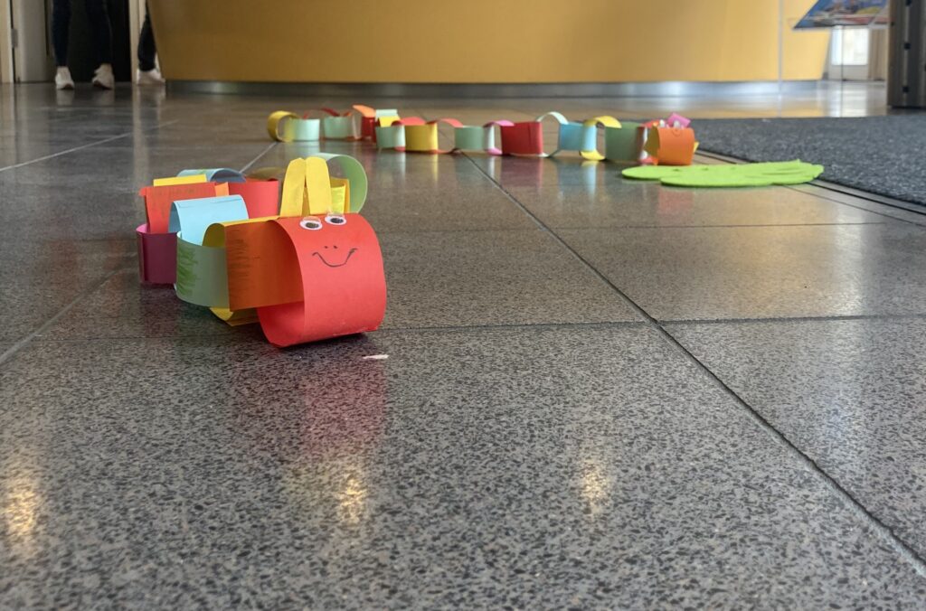 gebastelte Raupe im Museum