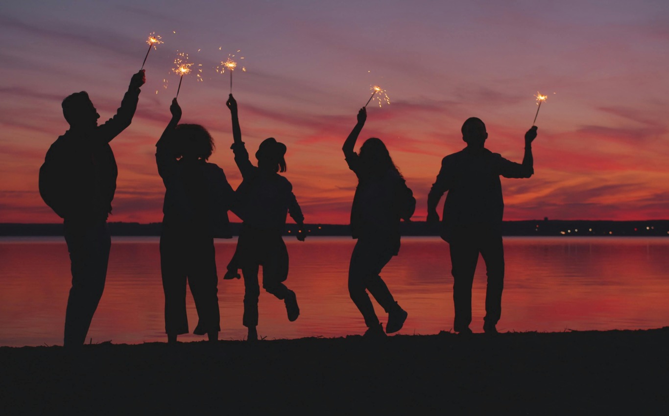 Menschen Tanzen bei Sonnenuntergang