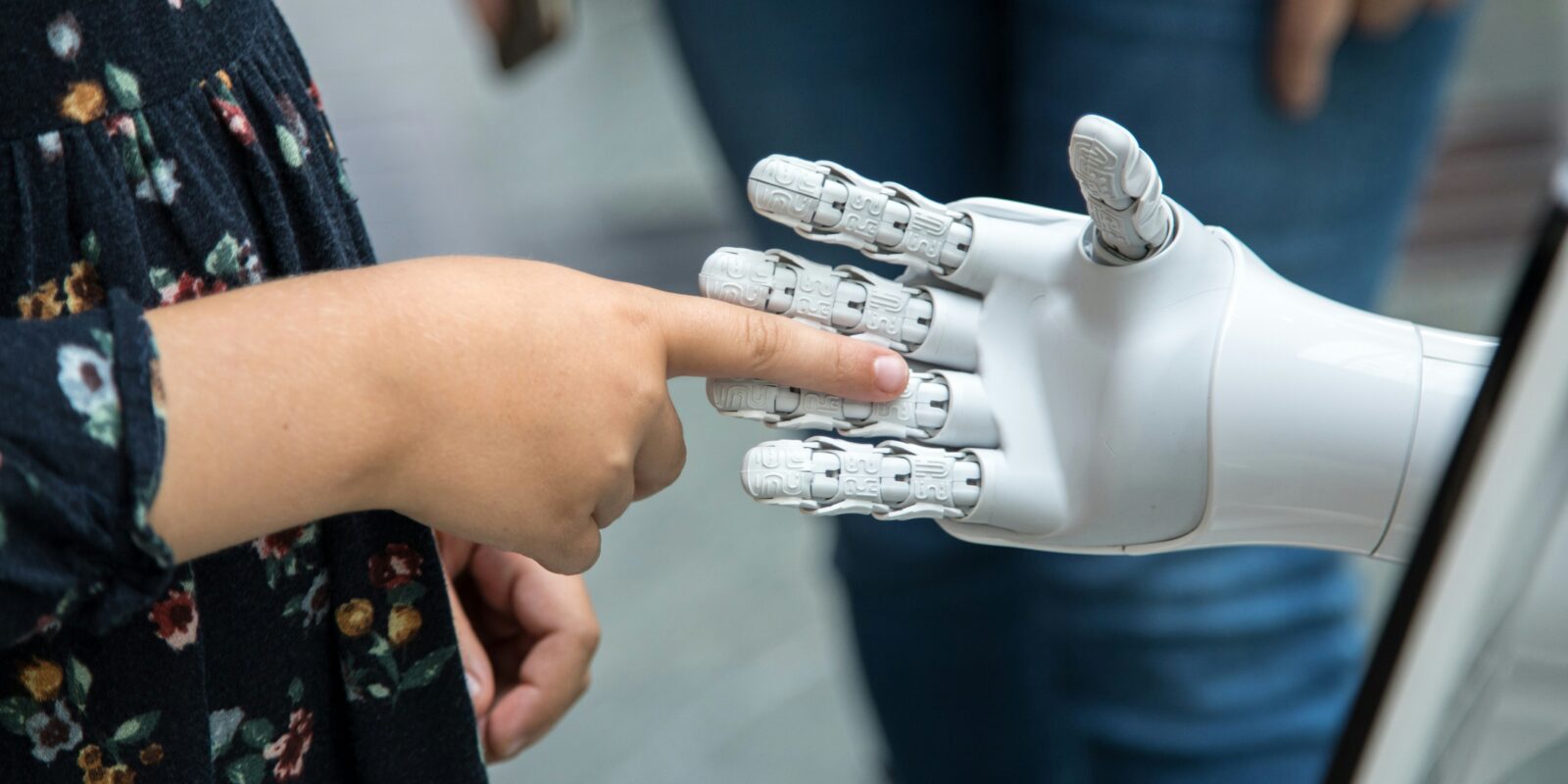 Mädchen gibt Roboter die Hand