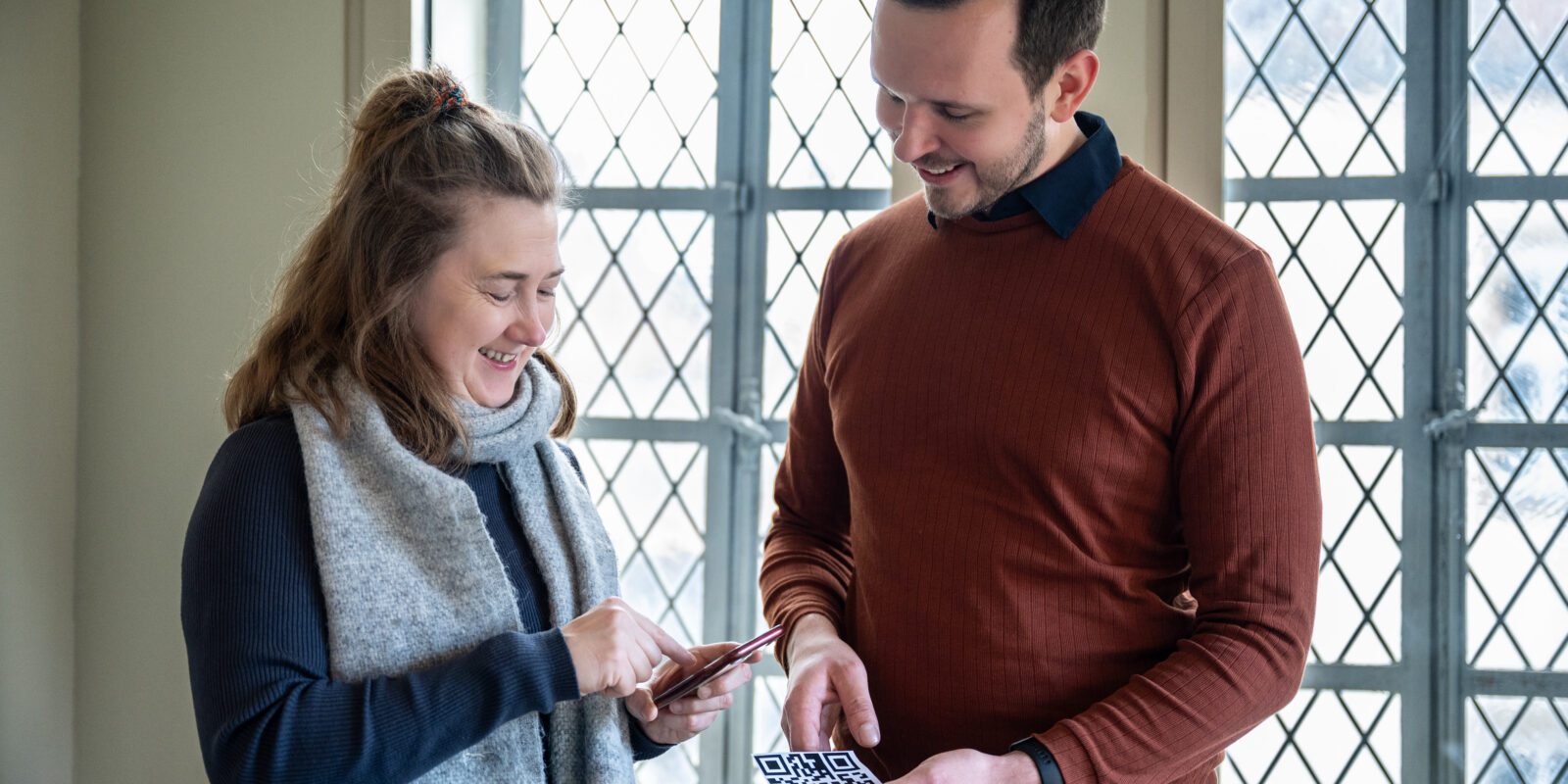 Zwei Personen mit Smartphones im Diözesanmuseum Osnabrück