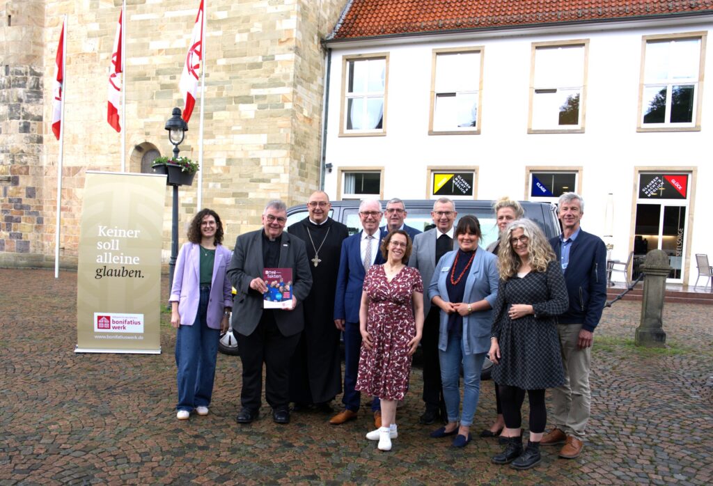 Haben den Bonifatiuswerk-Finanzbericht vorgestellt: Osnabrücks Bischof Dr. Dominicus Meier OSB (Dritter von links) mit Bonifatiuswerk-Generalsekretär Msgr. Georg Austen (Zweiter von links) sowie (von links) Personalstelleninhaberin Rebecca Lögers da Silva, Bonifatiuswerk-Präsident Manfred Müller, Bonifatiuswerk-Geschäftsführer Ingo Imenkämper, Inga Schmitt, Pastoralreferentin für Glaubenskommunikation im Bistum Osnabrück, Domkapitular Dr. Martin Schomaker, Vorsitzender des diözesanen Bonifatiuswerkes im Bistum Osnabrück, sowie Zsofi Ketz und Anja Breer vom Projekt „Trude lädt ein“, Dr. Martina Kreidler-Kos, Leiterin des Seelsorgeamts im Bistum Osnabrück, und Hajo Klanke vom Projekt „Trude lädt ein“. Foto: Bonifatiuswerk/Matthias Band