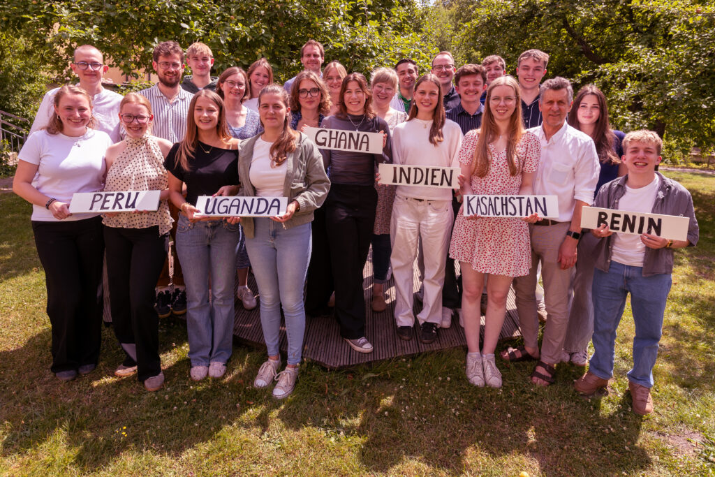 18 junge Erwachsene reisen in diesem Jahr mit dem Bistum Osnabrück zu ihrer Einsatzstelle im Ausland aus. Das Bild zeigt die Freiwilligen und das Team der Betreuerinnen und Betreuer zum Abschluss der Vorbereitung.
