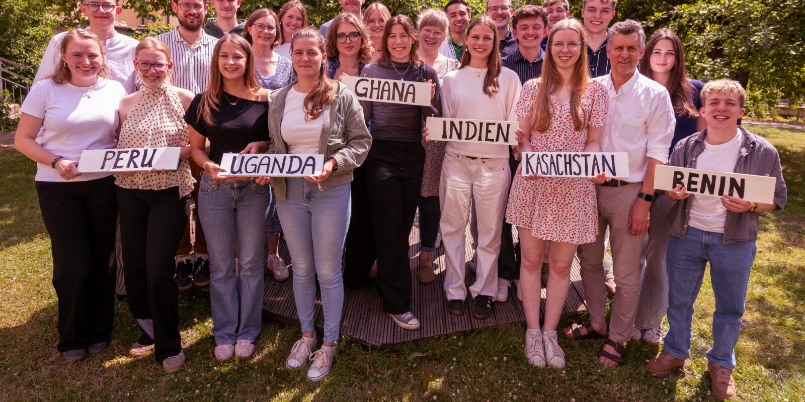 18 junge Erwachsene reisen in diesem Jahr mit dem Bistum Osnabrück zu ihrer Einsatzstelle im Ausland aus. Das Bild zeigt die Freiwilligen und das Team der Betreuerinnen und Betreuer zum Abschluss der Vorbereitung.