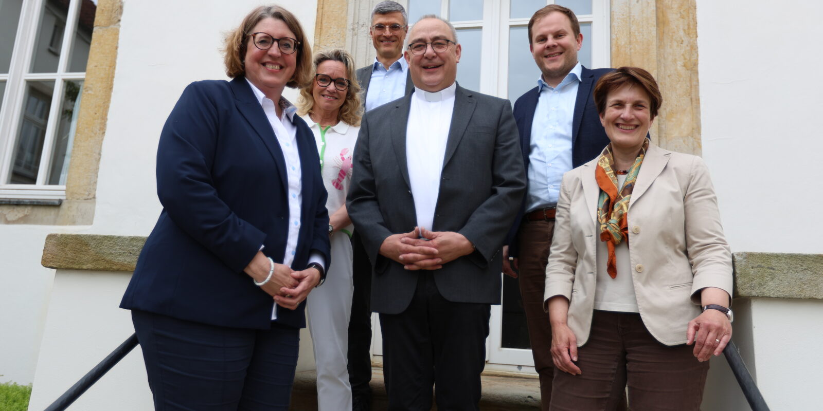 Die Mitglieder des Kuratoriums des Bischöflichen Stuhls (von links): Sandra Körbs, Manuela Gerigk, Christoph Averdiek-Bolwin, Bischof Dominicus Meier OSB, Hendrik Heckmann (Berater) und Finanzdirektorin Astrid-Kreil-Sauer. Nicht auf dem Bild ist Andreas Mainka
