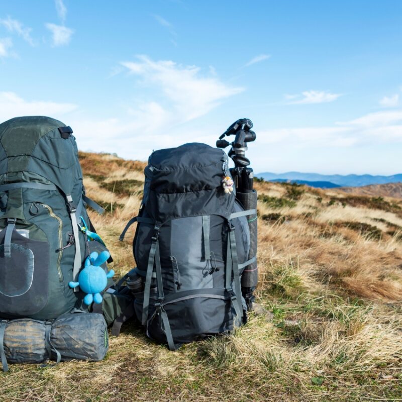 Zwei Backpacking Rucksäcke auf einem Berg