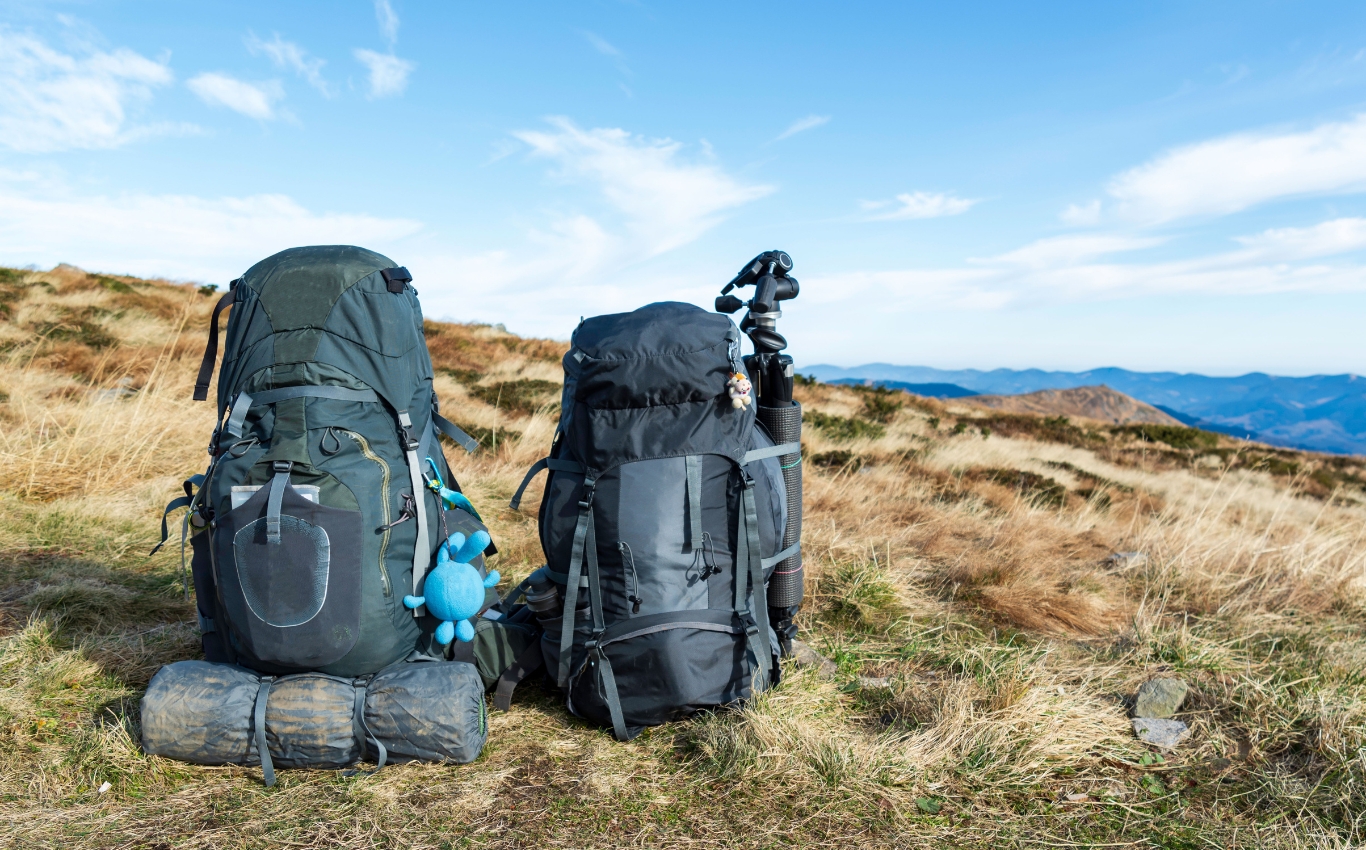 Zwei Backpacking Rucksäcke auf einem Berg