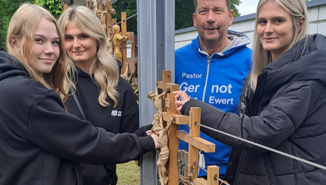 junge Frauen halten Kreuze