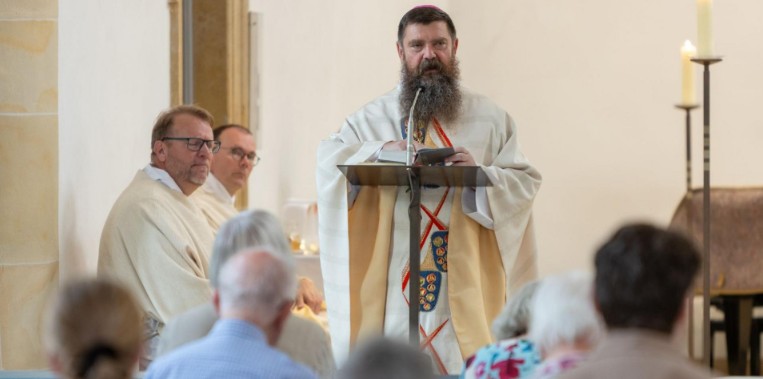 Gottesdienst in der Kleinen Kirche mit dem Bischof von Reykjavik, David Tencer