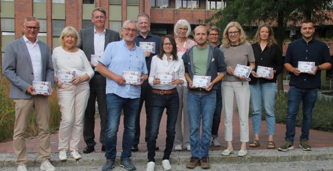 Eine Menschengruppe vor dem Osnabrücker Kreishaus