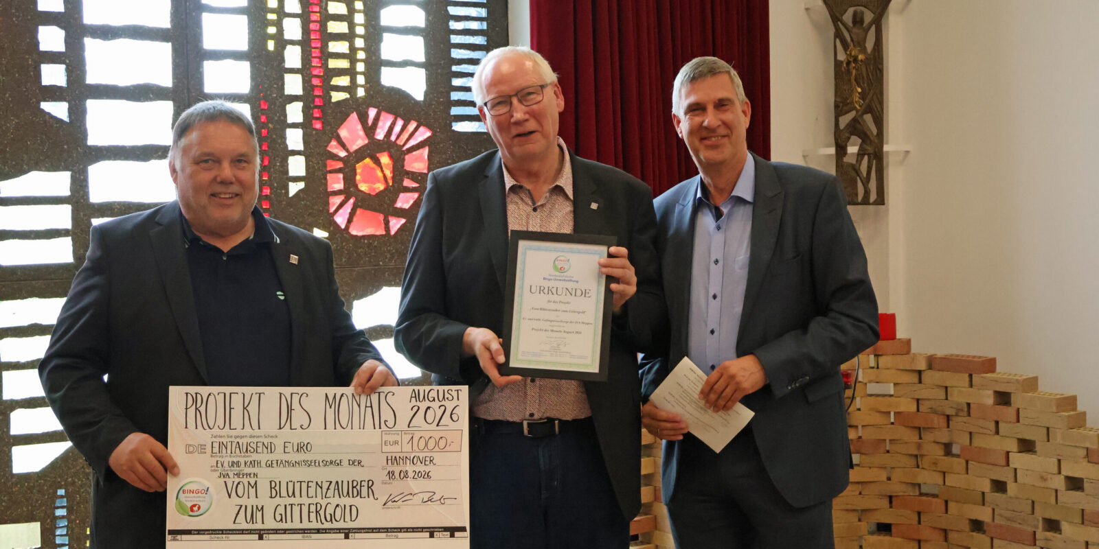 ABei der Preisübergabe (von links): Gefängnisseelsorger Ulli Schönrock und Heinz-Bernd Wolters mit Karsten Behr, Geschäftsführer der NBU
