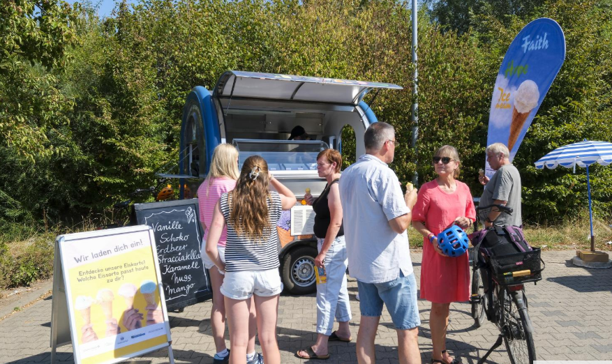 Menschen mit Eis vor einem Eiswagen