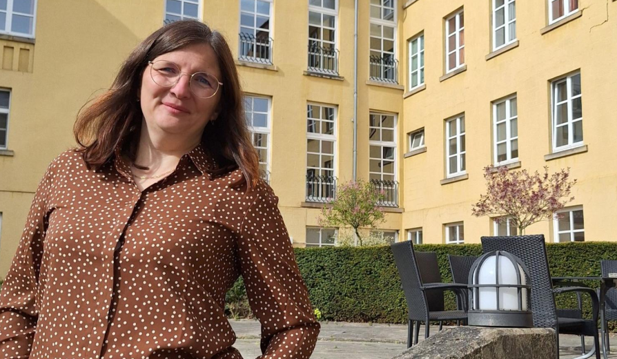 Franziska Birke-Bugiel vor Haus Ohrbeck