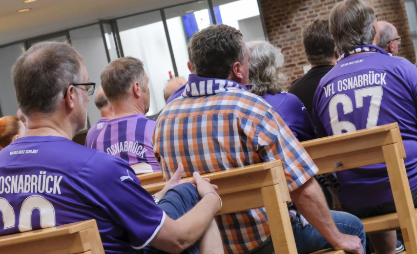 VfL-Fans in der heilig Kreuz Kirche