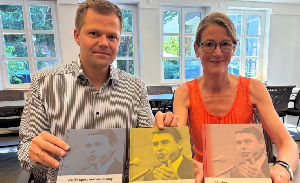 Mann und Frau mit Büchern