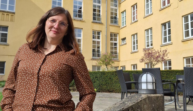 Hausleiterin Franziska Birke-Bugiel vor dem haus Ohrbeck