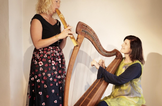zwei musizierende Frauen