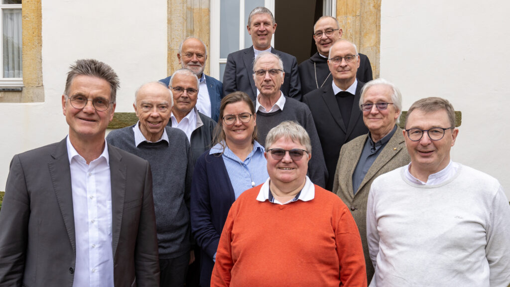 Die Priester und Diakone, die in diesem Jahr in den Ruhestand gehen oder bereits gegangen sind mit Bischof Dominicus (hinten rechts) und der Bischöflichen Personalreferentin Yvonne von Wulfen (Mitte).