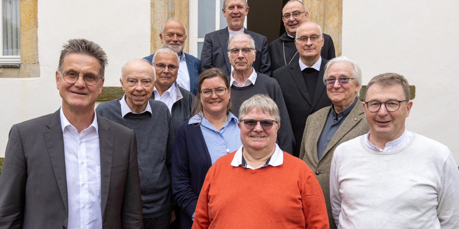 Die Priester und Diakone, die in diesem Jahr in den Ruhestand gehen oder bereits gegangen sind mit Bischof Dominicus (hinten rechts) und der Bischöflichen Personalreferentin Yvonne von Wulfen (Mitte).