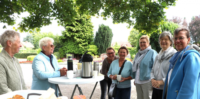 Frauen um einen Stehtisch mit Kaffee