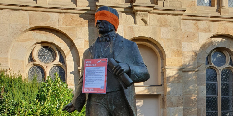 Statue mit verbundenen Augen