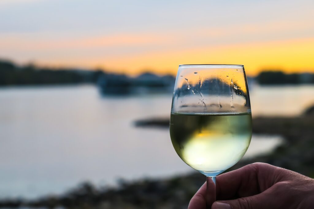 Glas Wein in der Abendsonne