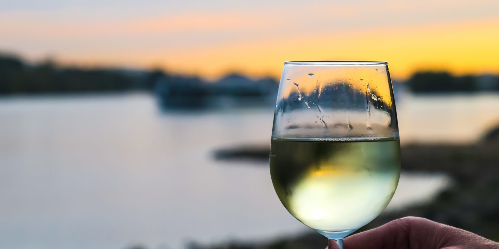 Glas Wein in der Abendsonne